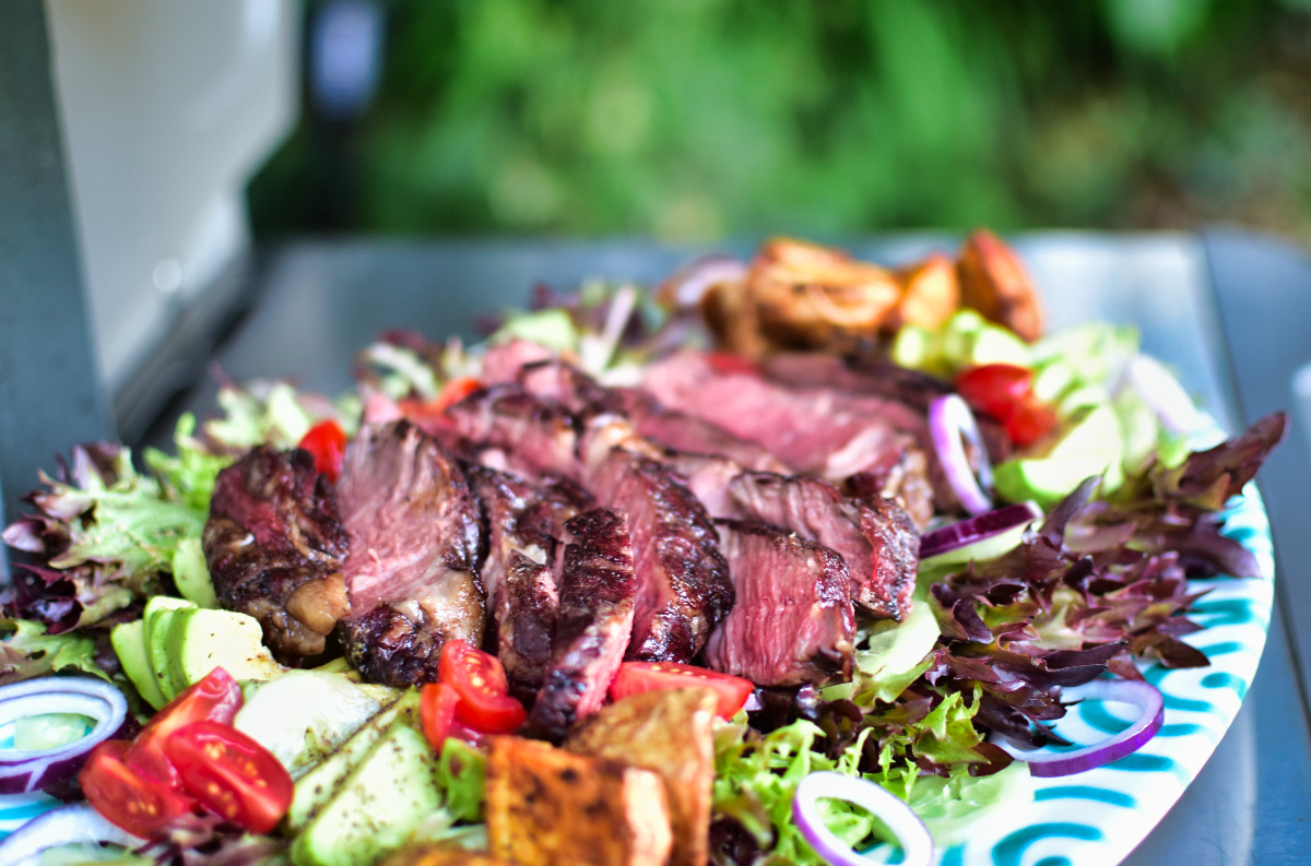 Salat mit Steakstreifen: Der ideale Grillbegleiter