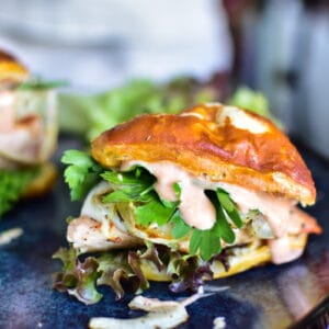 Hähnchen Burger mit Laugen Bun