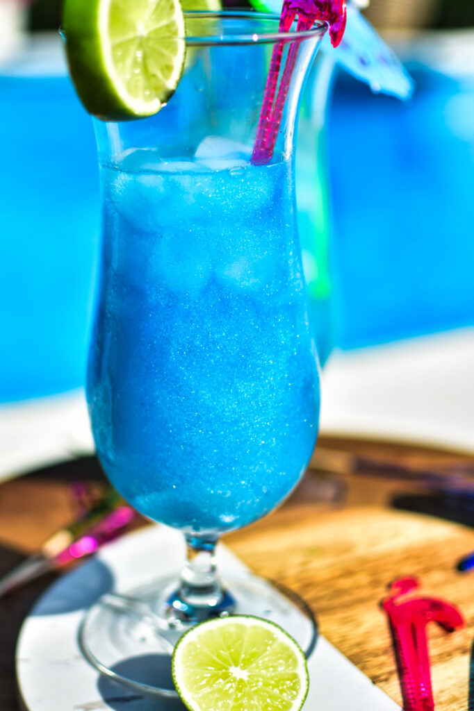 Wie der Blue Lagoon Cocktail mit Glitzer: Erfrischender Drink mit Wodka, Blue Curacao und Limettenlimo.