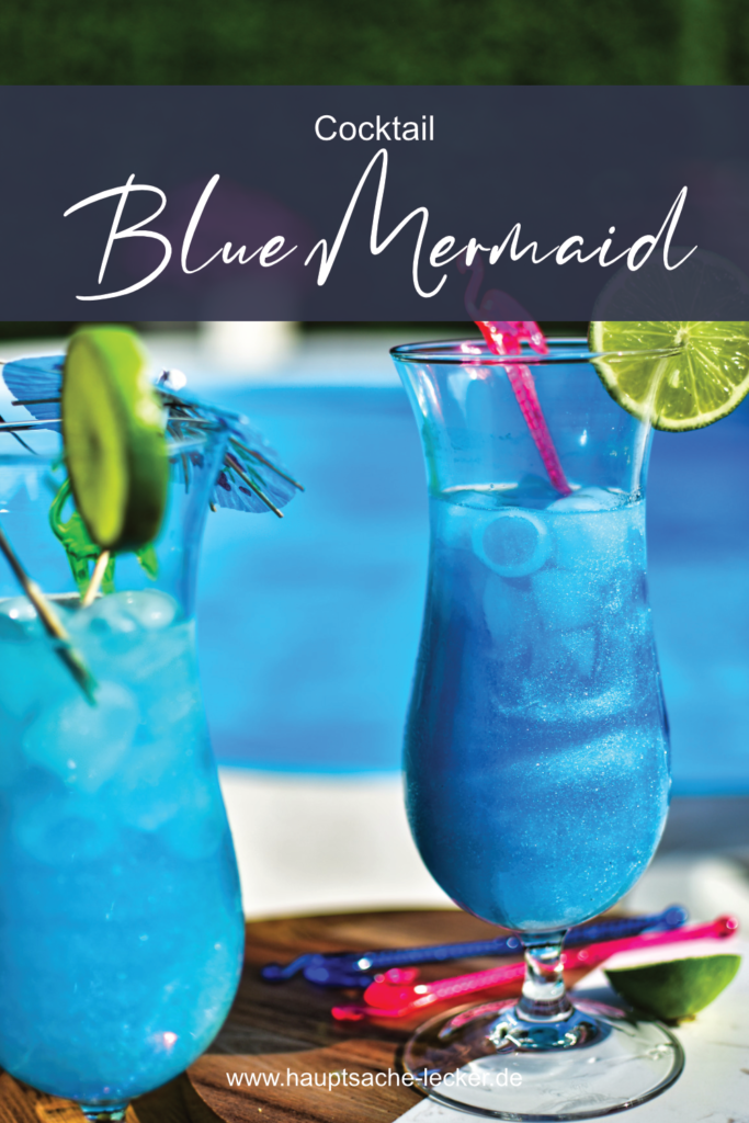 Blue Curacao und Wodka Cocktail mit Eis. Glitzert schön in der Sonne und schmeckt traumhaft tropisch.