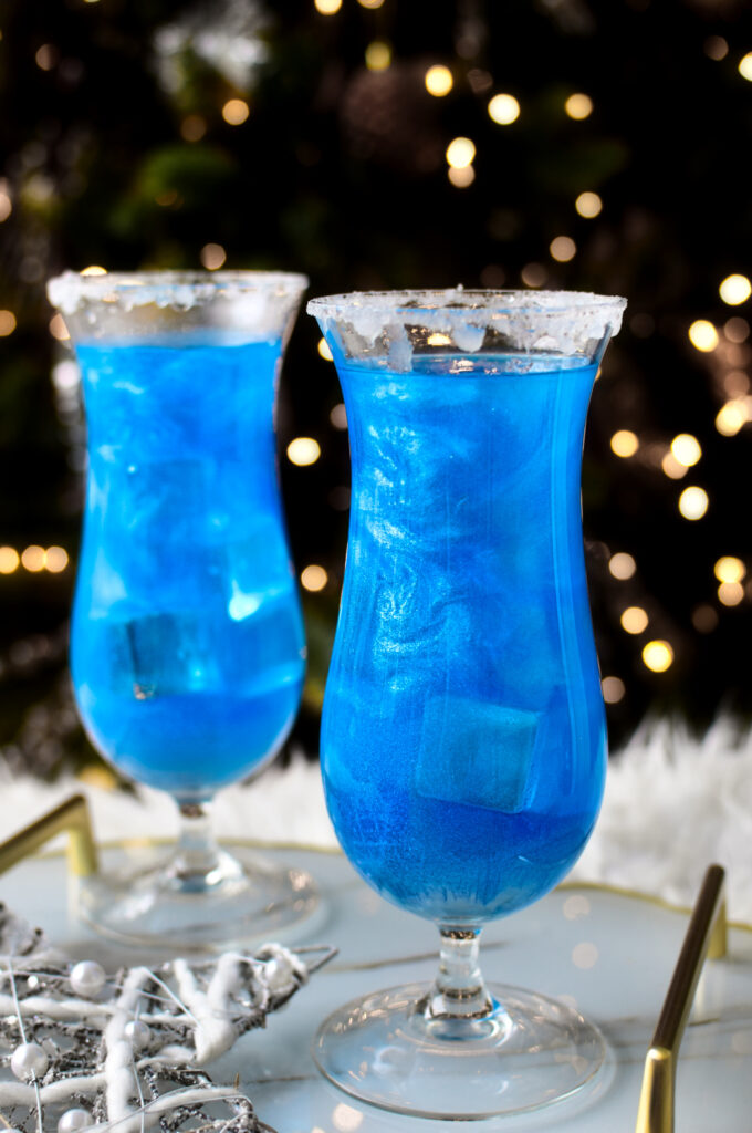 Blauer Cocktail mit Glitzer zu Silvester: Snow Storm