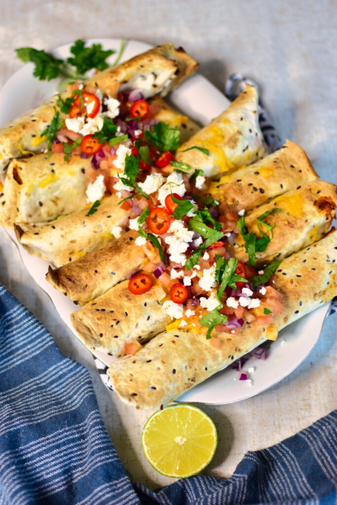 Airfryer Hähnchen Taquitos serviert mit Toppings