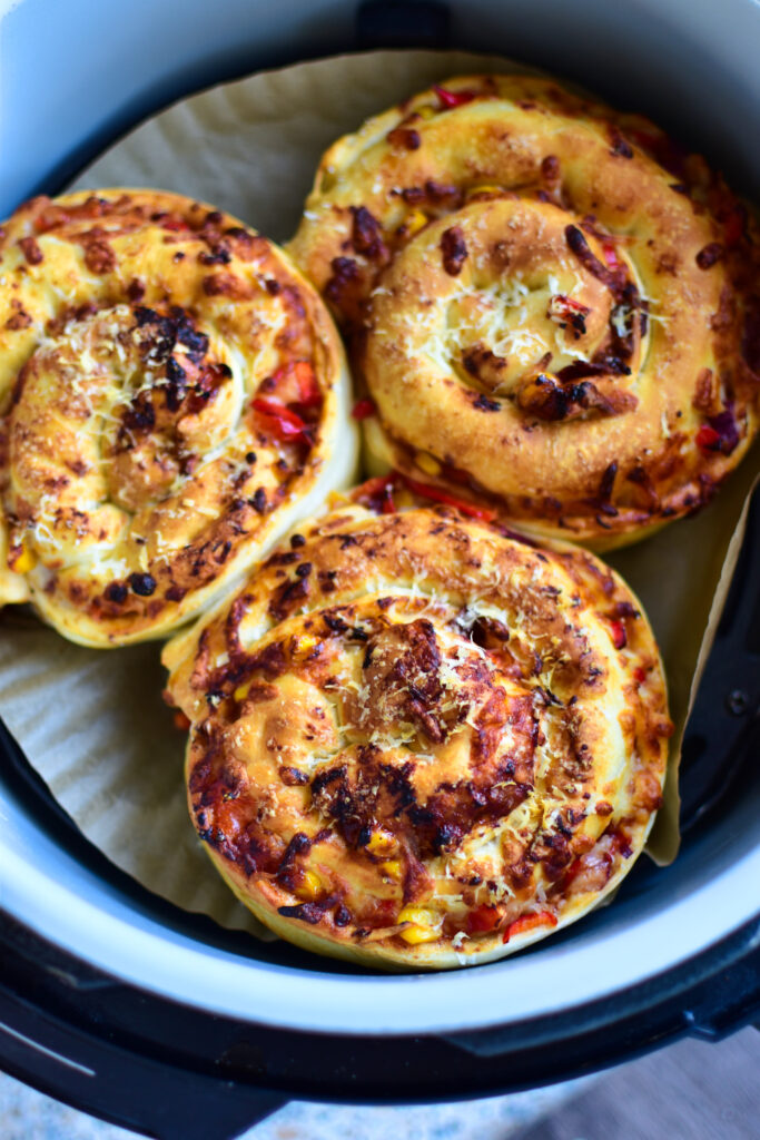 aftige Pizzaschnecken als Fingerfood aus dem Airfryer für Partys im Korb der heißluftfritteuse
