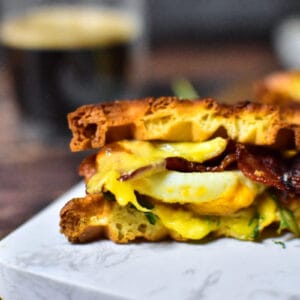 Leckeres Waffel-Frühstückssandwich