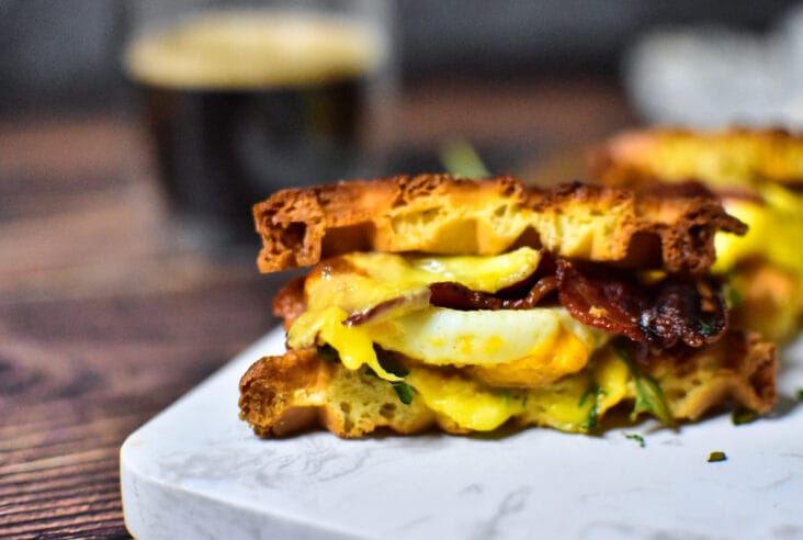 Leckeres Waffel-Frühstückssandwich