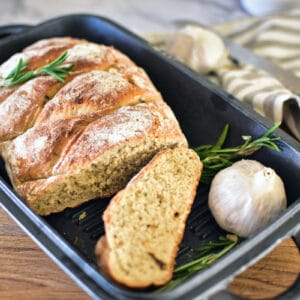 Rezept für Brot mit geröstetem Knoblauch und Rosmarin