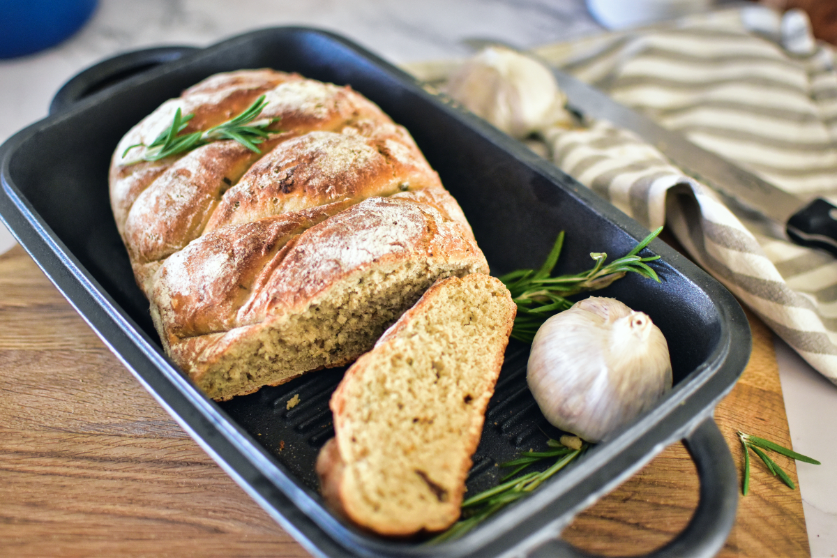 Rosmarin Brot mit geröstetem Knoblauch