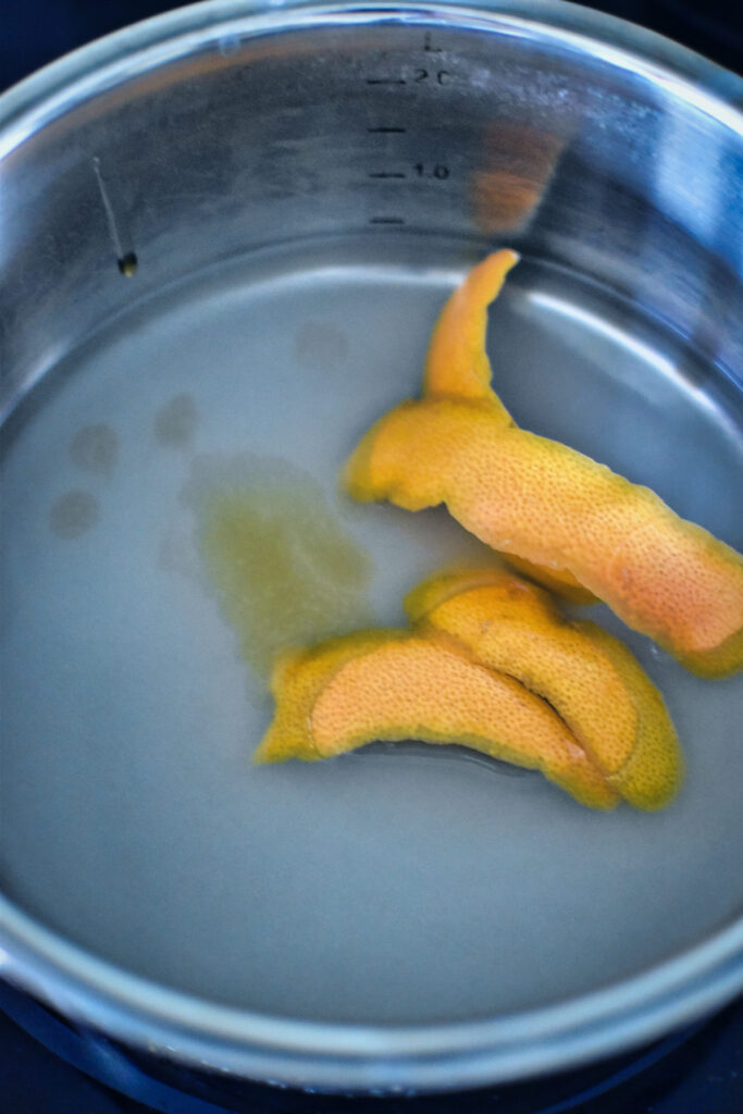 Orangenschale mit Wasser und Zucker aufkochen