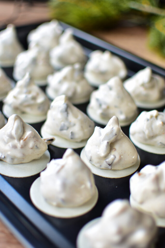 Wespennester Rezept mit gestifteten Mandeln auf einem Backblech