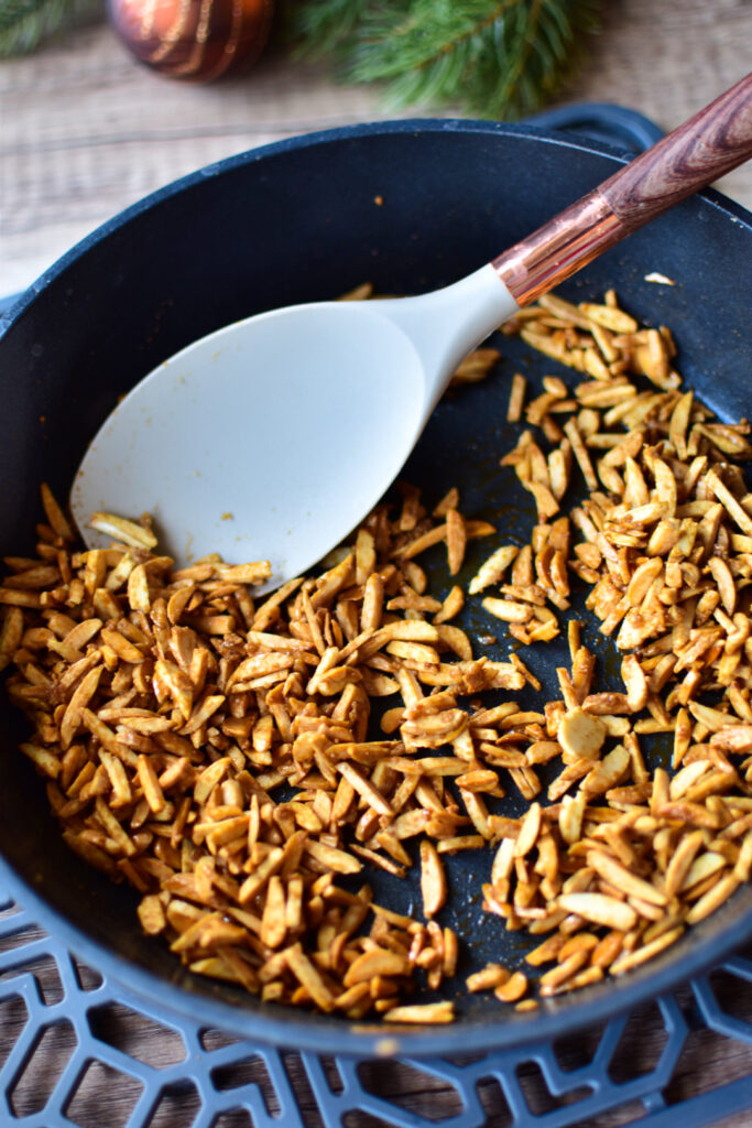 Perfektes Mandelkrokant wird in einer Pfanne zubereitet.