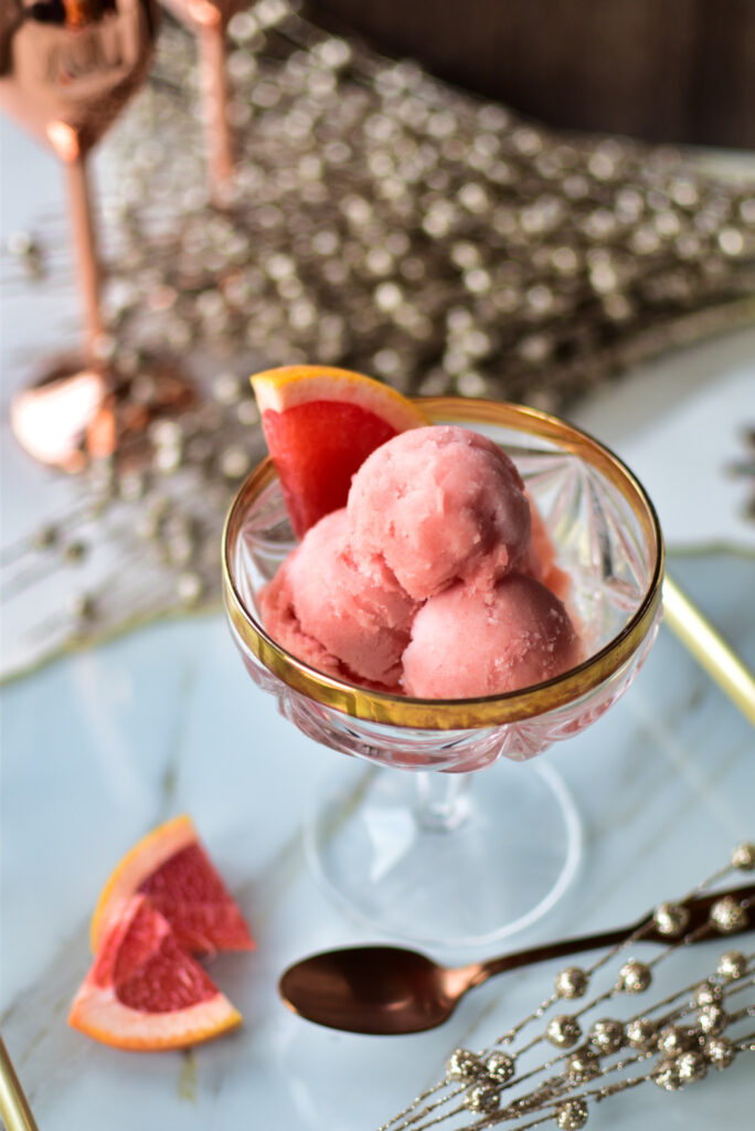 Erfrischendes Grapefruit Sorbet als Dessert nach Raclette auf einem festlichen Tisch serviert.