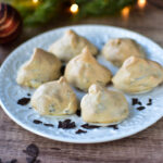 Weihnachtsplätzchen Wespennester Rezept dekoriert in stimmungsvoller Adventsszene