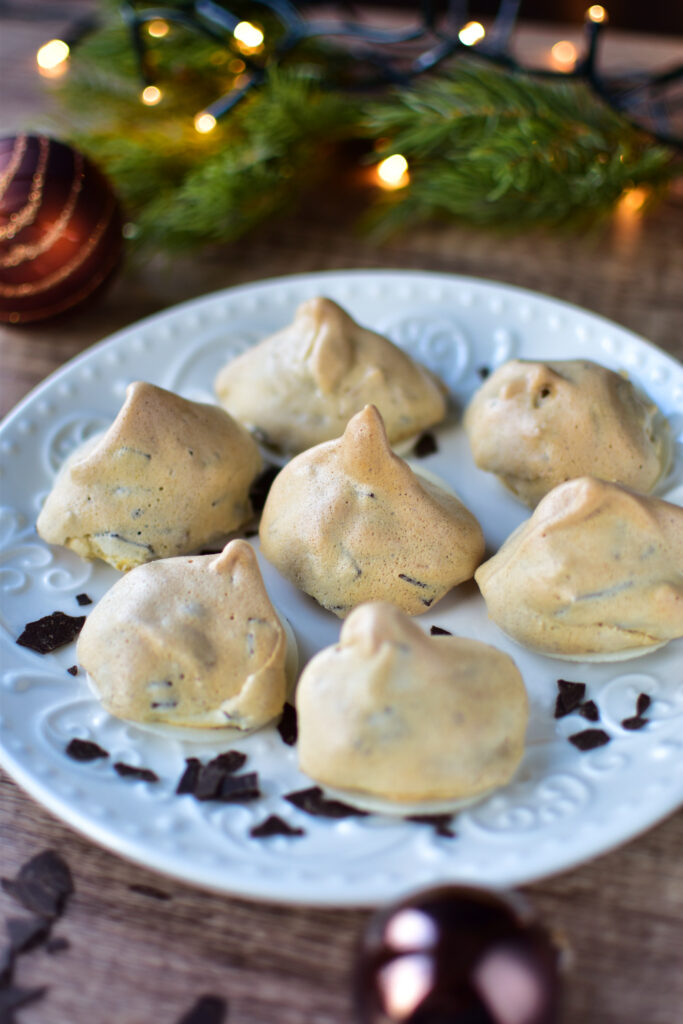 Traditionelle Wespennester Plätzchen auf einem Weihnachtsteller