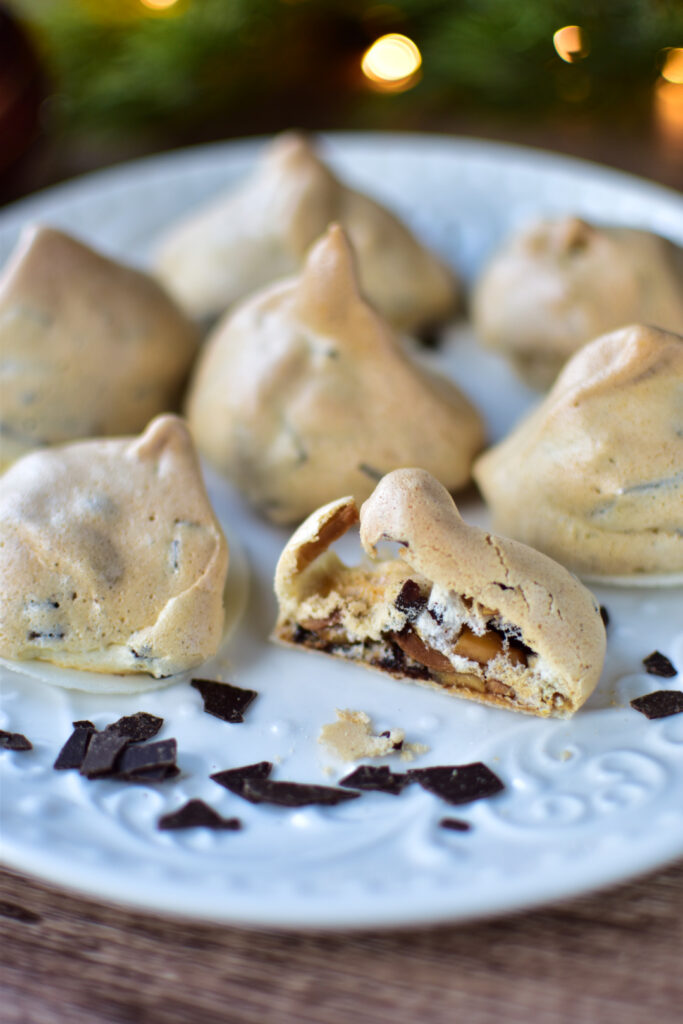 Wespennester frisch aus dem Ofen, angeschnitten.