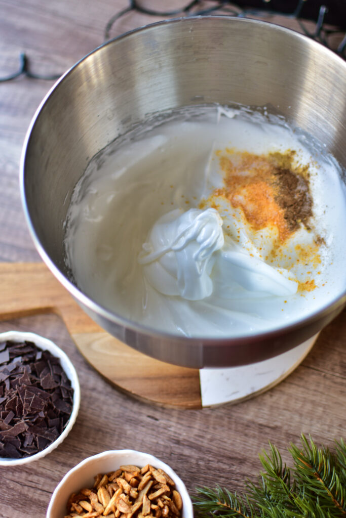 Einfache Zubereitung für Wespennester mit Eiweiß und Mandeln. Gewürze und Schokolade werden untergehoben.