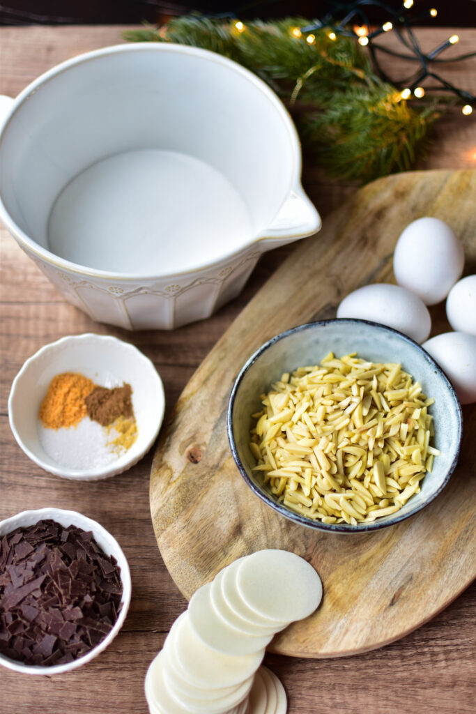 Zutaten für weihnachtliche Plätzchen mit Baiser.