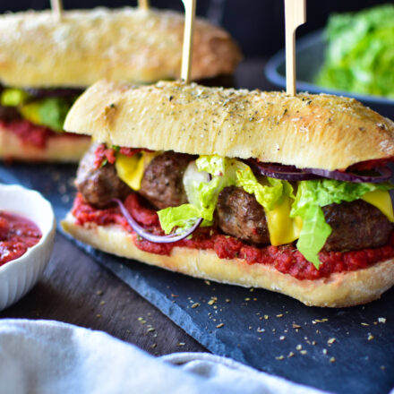 Meatball Sub mit geschmolzenem Mozzarella-Käse direkt aus dem Airfryer. Mit würziger Tomatensauce.