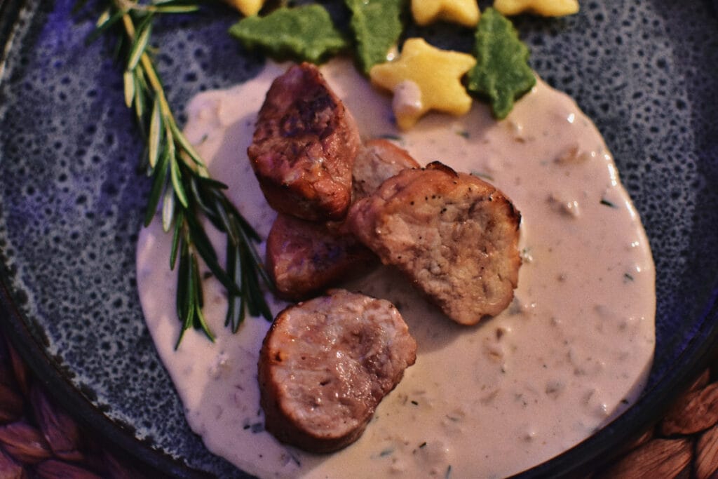 Schweinefilet in der Heißluftfritteuse - mit Sherry-Sahne-Sauce ...