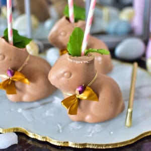 Süßer Ostercocktail im Schokohasen