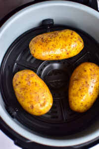 Kartoffeln roh in der Heißluftfritteuse