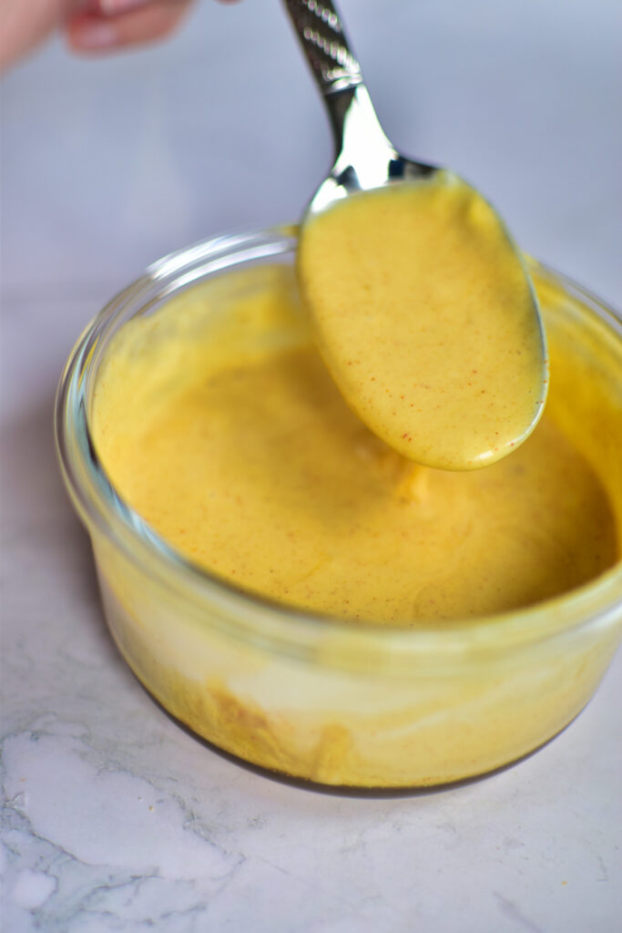 Selbstgemachte Honig-Senf-Sauce zu Lachs