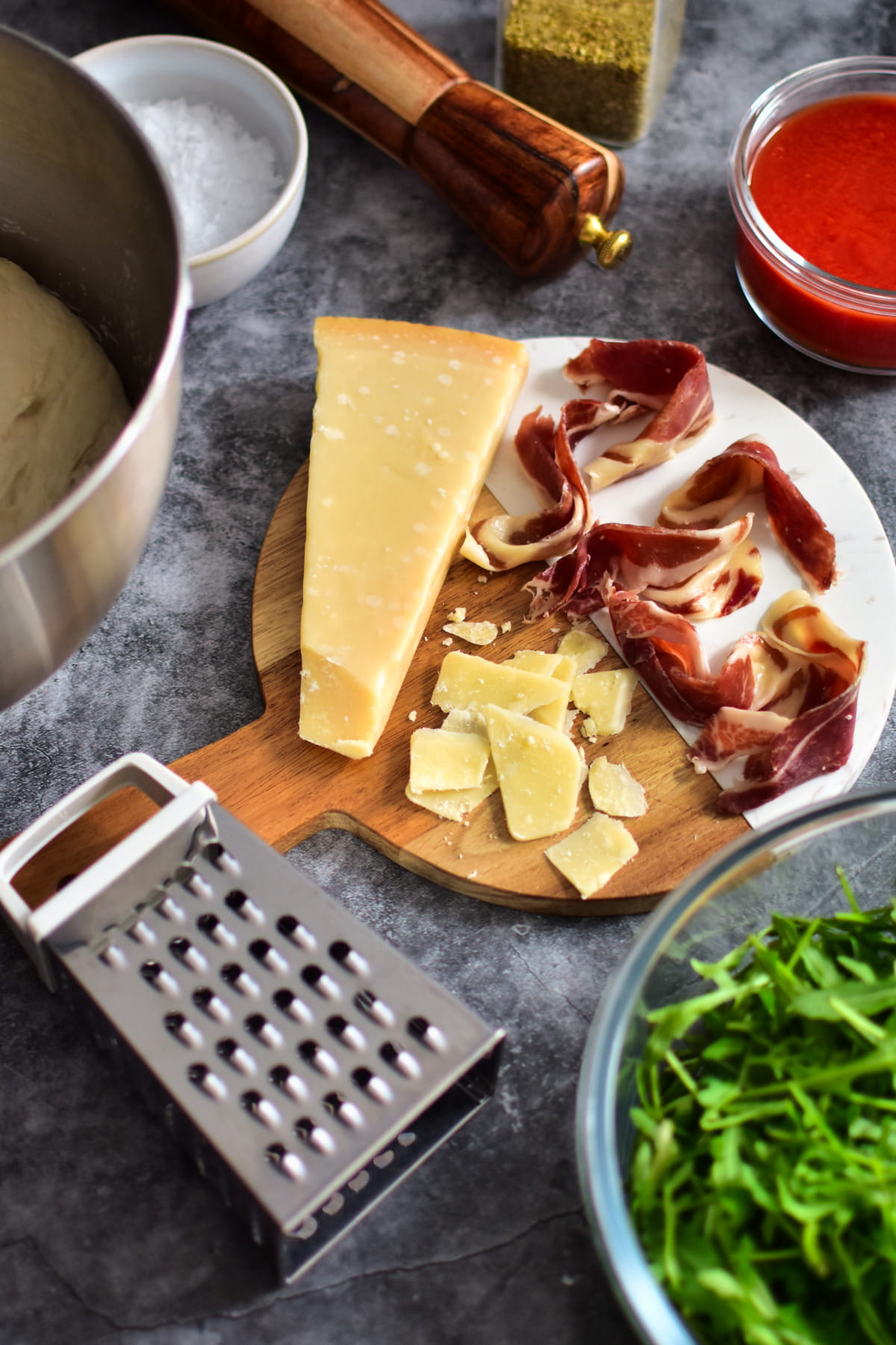 Pizza in der Heißluftfritteuse selbstgemacht und knusprig