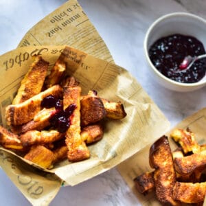 Arme Ritter aus der Heißluftfritteuse, serviert mit Marmelade