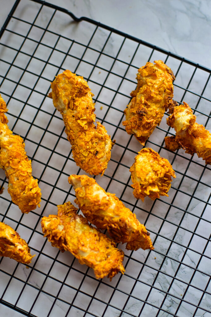 Chicken Nuggets mit Nacho Panade aus dem Airfryer abkühlen lassen