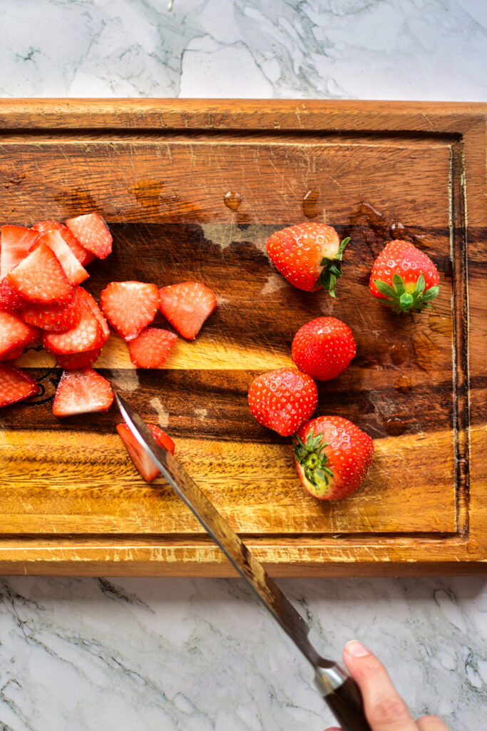 Erdbeeren werden in Scheiben geschnitten