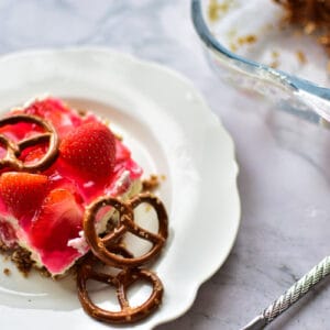 Kuchen ohne Backen mit Erdbeeren und Brezeln