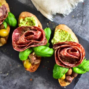 Antipasti mit Salami Rose