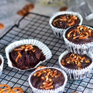 Leckere Muffins mit Whiskey und Salzbrezeln