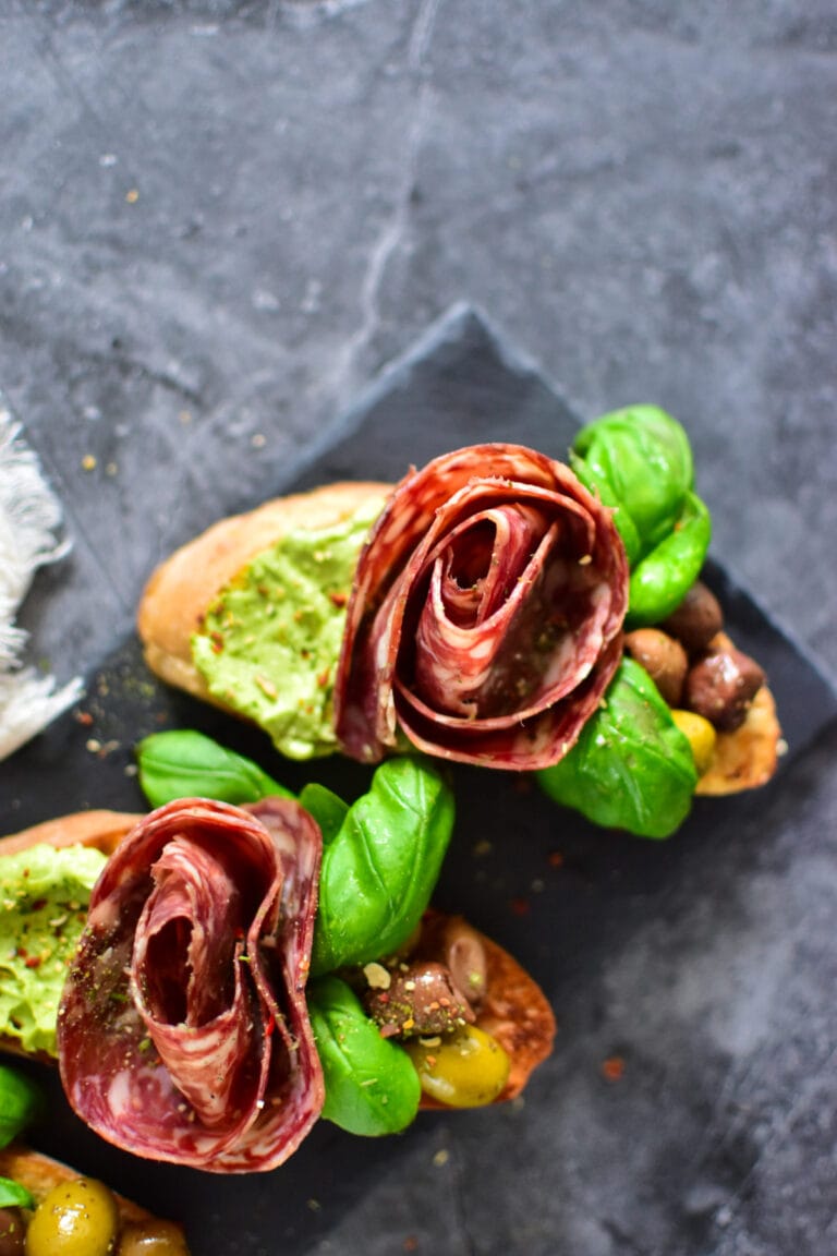 Salami Rose - Entzückende Bruschetta mit Avocado Creme