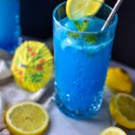 Blauer alkoholfreier Cocktail mit schimmerndem Glitzer Effekt