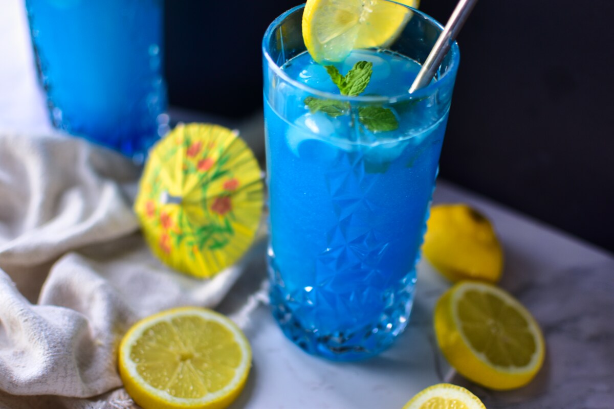 Blauer alkoholfreier Cocktail – glitzernder Hingucker