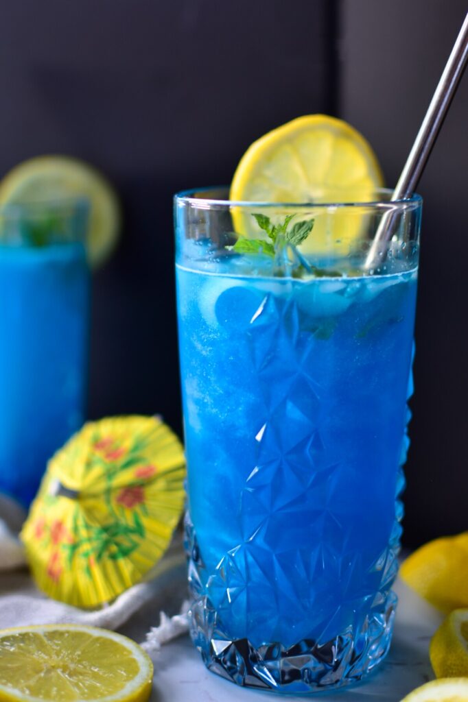 Wunderschöner alkoholfreier Cocktail mit Glitzer. Er strahlt in kräftigem Blau und schmeckt so fruchtig und tropisch frisch.
