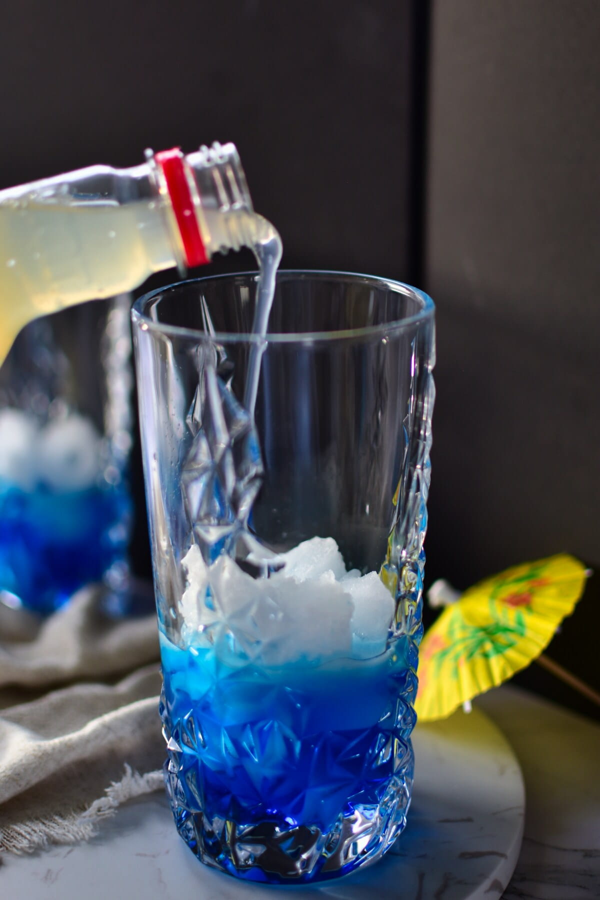 Blauer alkoholfreier Cocktail - glitzernder Hingucker