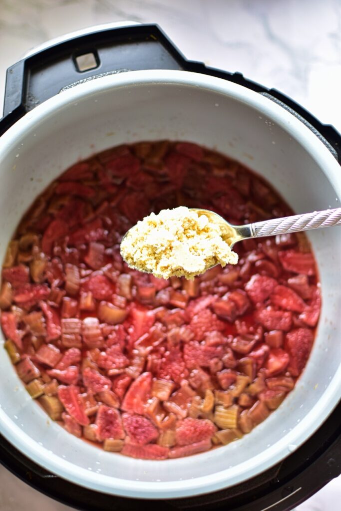Erdbeer-Rhabarber-Crumble im Slow Cooker
