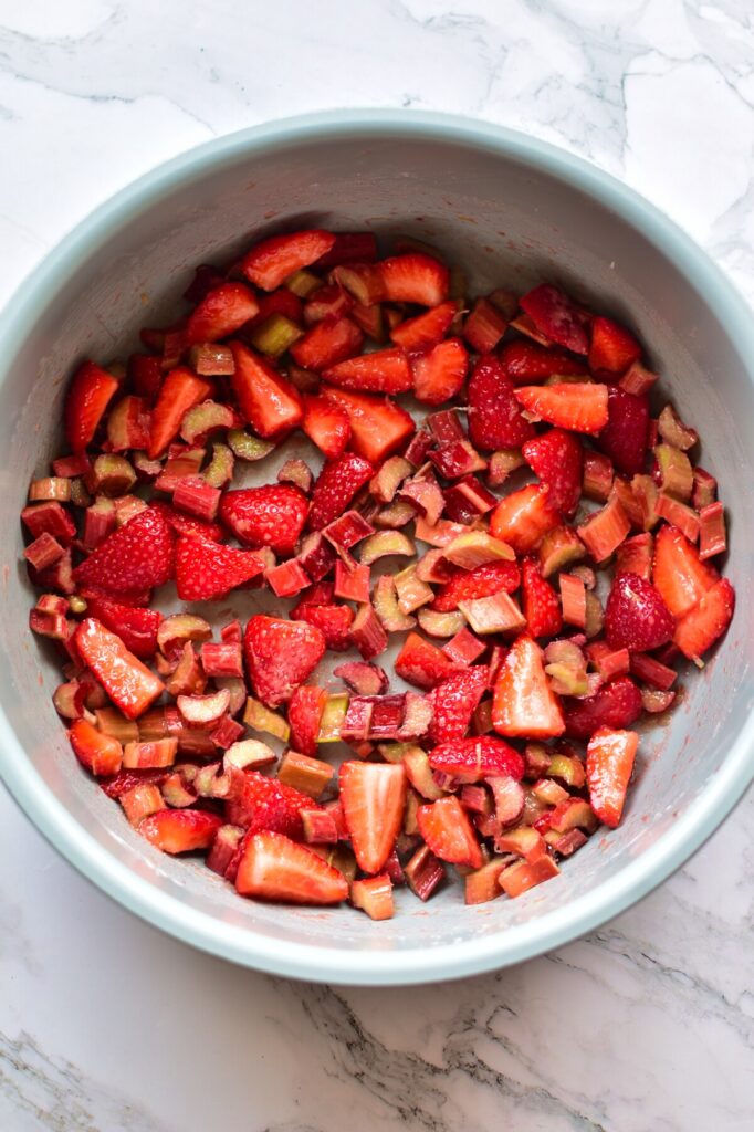 Erdbeer Rhabarber Crumble mit der Slow Cooker Funktion zubereiten.