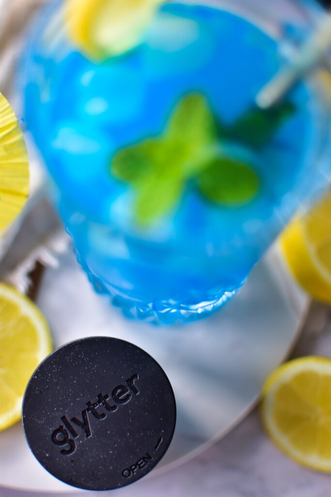Ein blauer alkoholfreier Cocktail wird mit trinkbarem Glitzer Pulver ein richtiges Partyhighlight.