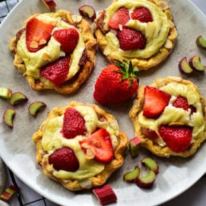 Mini Törtchen mit Erdbeeren und Rhabarber und Puddingfüllung
