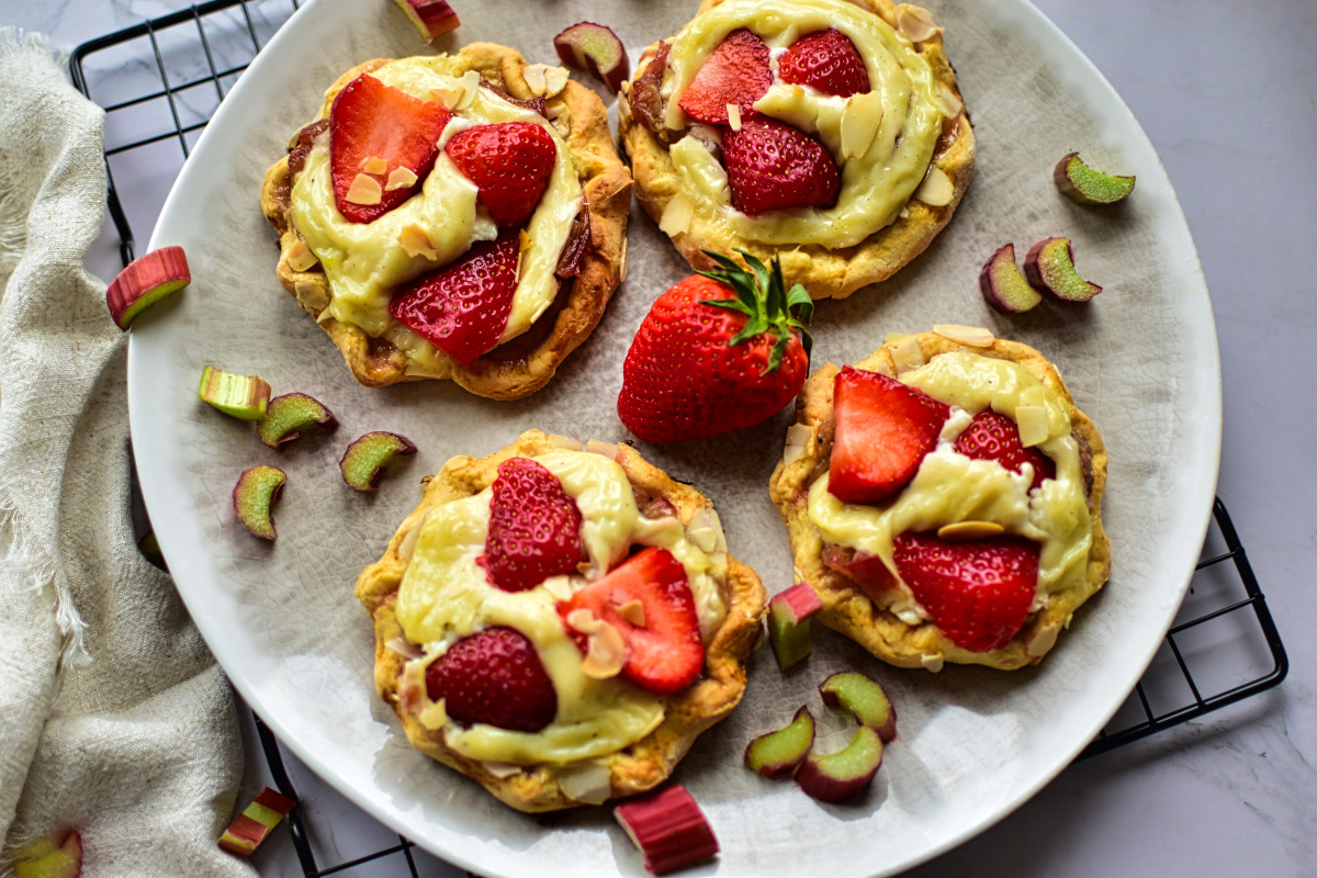 Mini Törtchen mit Erdbeeren und Rhabarber und Puddingfüllung