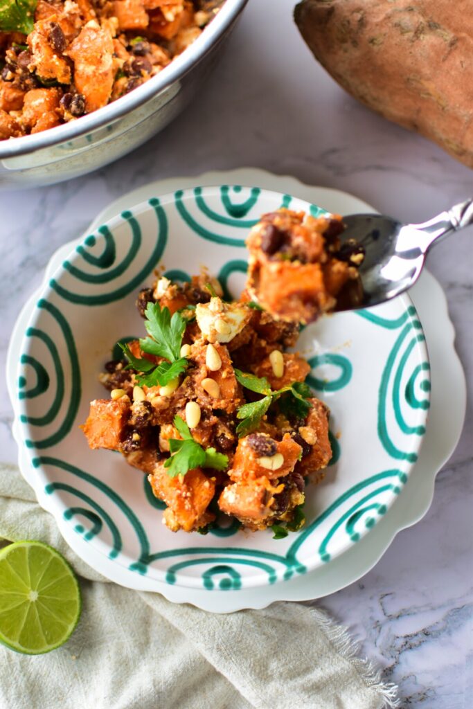 Süßkartoffel Salat mit Feta und Bohnen: Perfekt als Grillbeilage