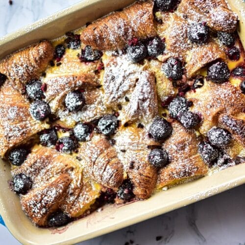 Rezeptbild für Black Cherry Croissant Auflauf - serviert mit Puderzucker