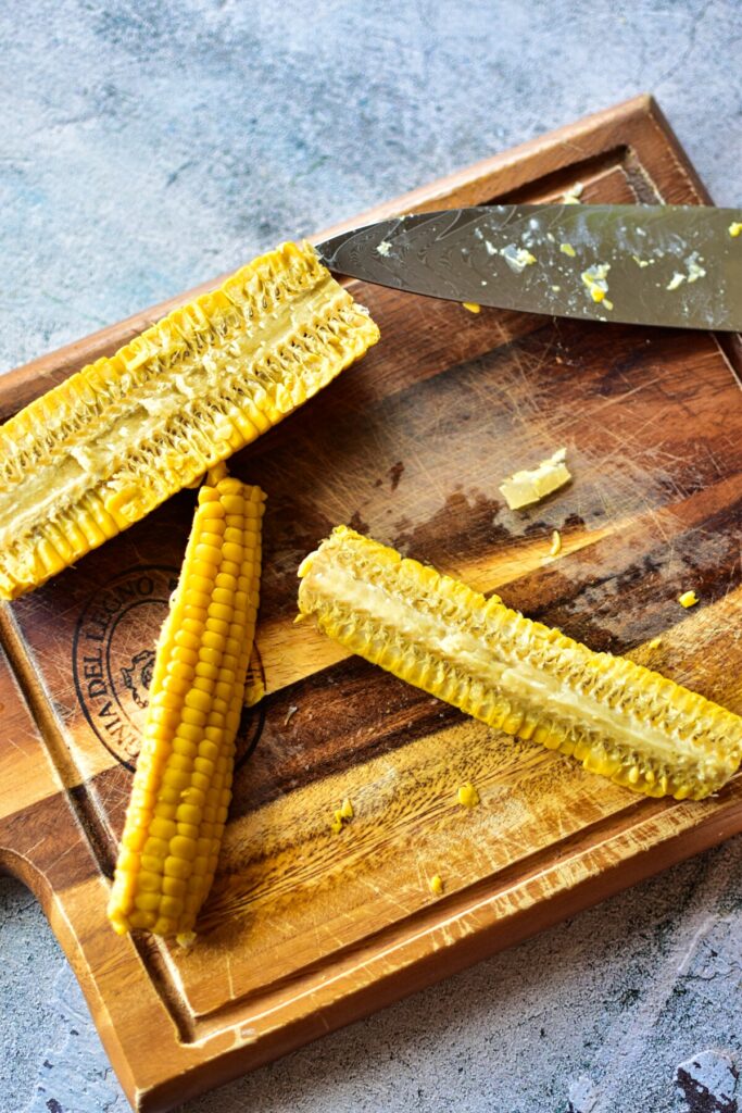 Maiskolben klein schneiden zu Corn Ribs