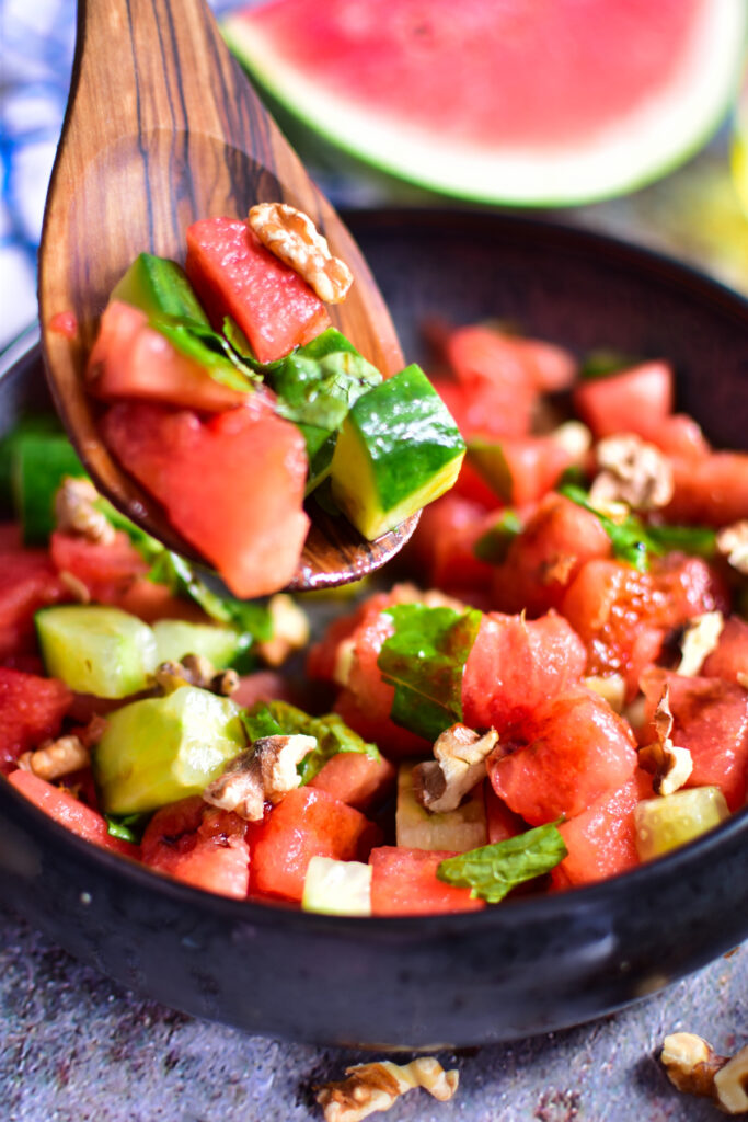 Der ideale Begleiter für Grillabende: Melonen-Gurken-Salat mit frischen Aromen und köstlicher Textur.
