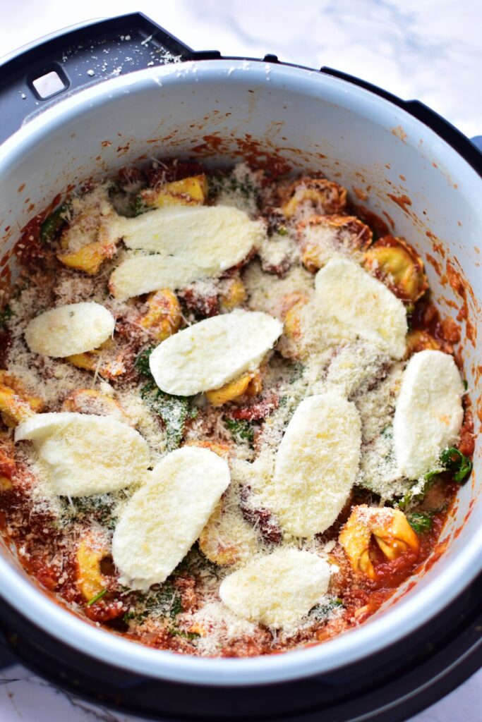 Mozzarella in Scheiben und Parmesan machen dieses Gericht zum Highlight.