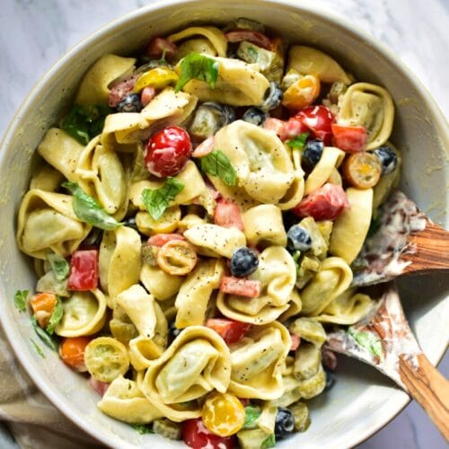 Rezeptbild für Tortellini Salat mit Joghurt. In einer Schüssel von oben.