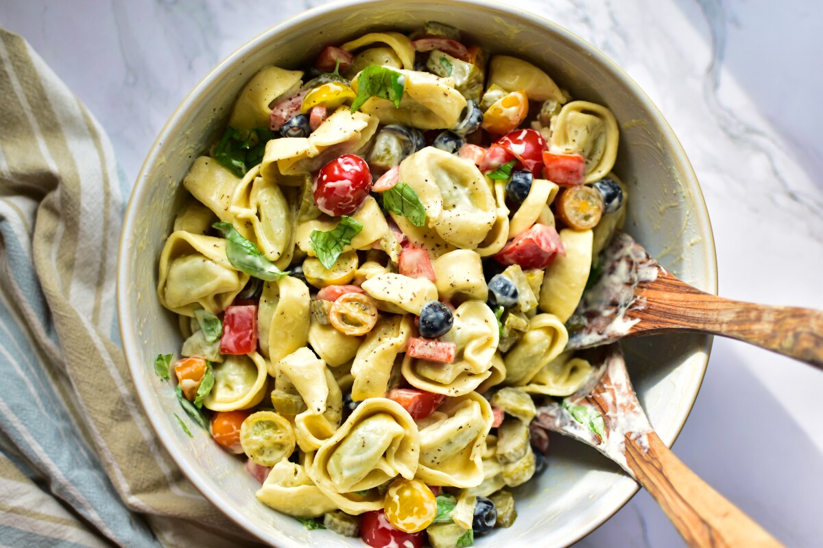 Tortellini Salat mit Joghurt: Ein sommerliches Genuss-Rezept