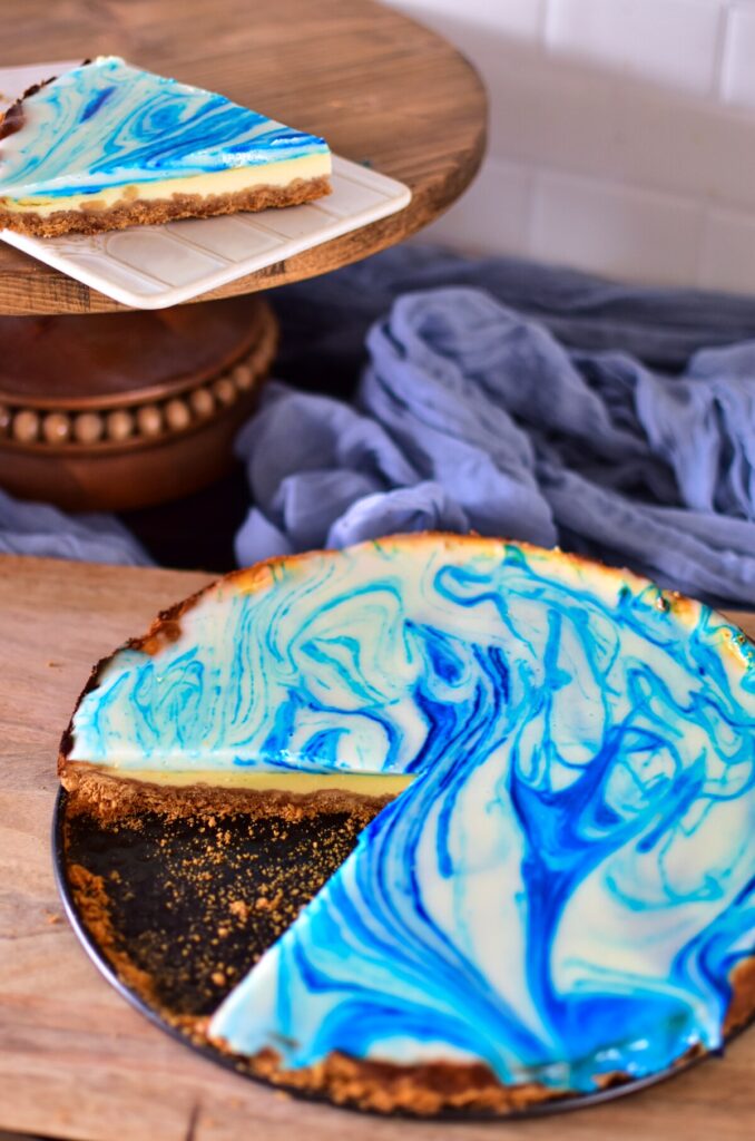 Blauer Cheesecake angeschnitten.